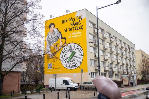 Nie daj się nabić w butelkę mural w Warszawie 