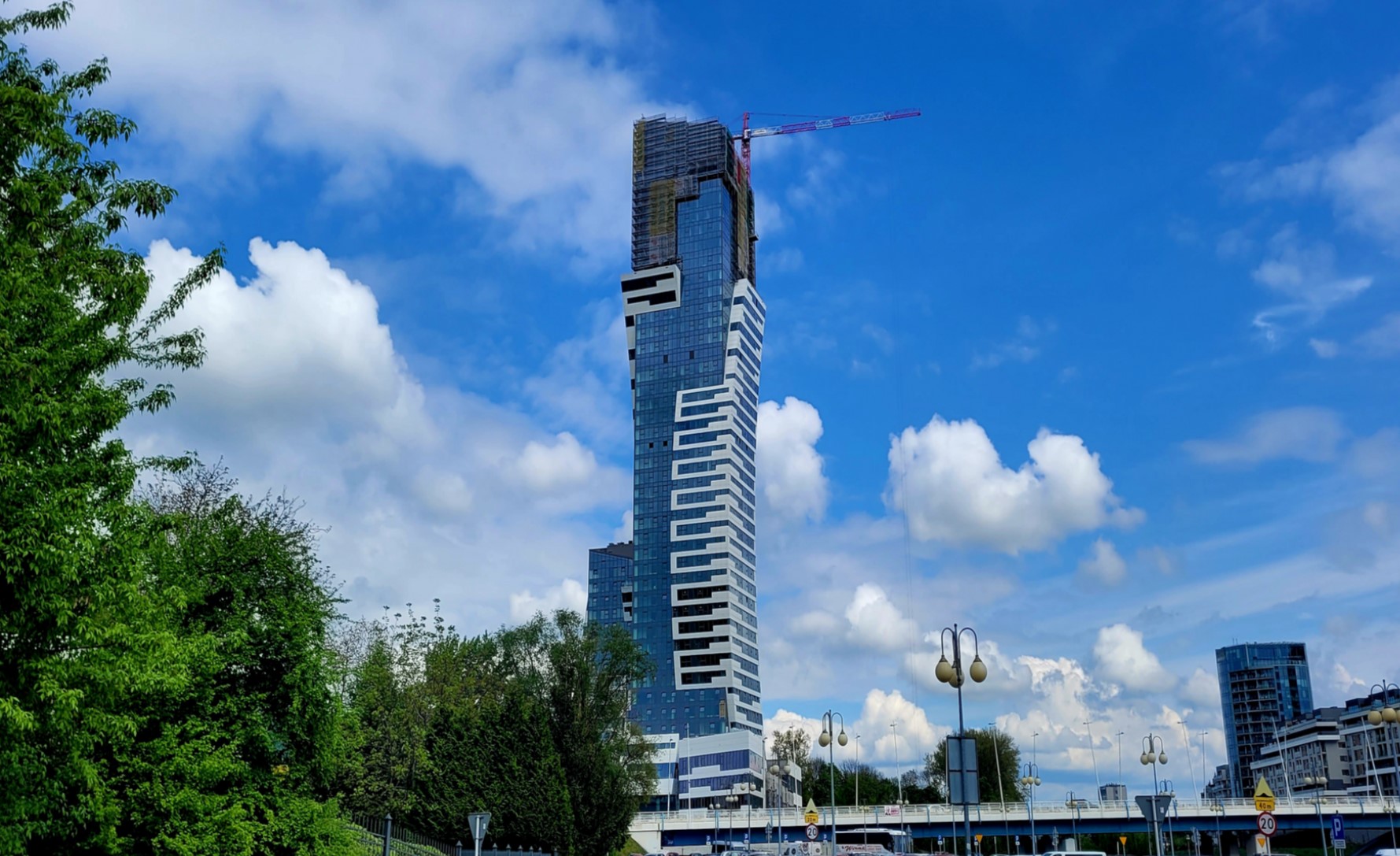 Trwa budowa najwyższego budynku mieszkalnego w Polsce.  Jest to 220 m