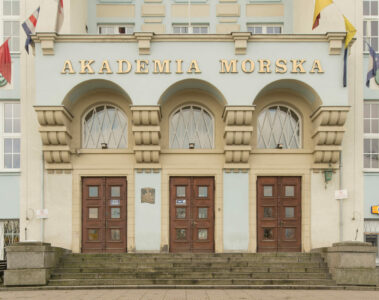Część wejściowa do głównego budynku Uniwersytetu Morskiego z lat 20. XX w. na Grabówku, podkreślona trzema arkadami z balkonem na konsolach przed pracami restauratorskimi