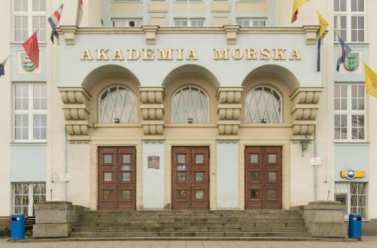 Część wejściowa do głównego budynku Uniwersytetu Morskiego z lat 20. XX w. na Grabówku, podkreślona trzema arkadami z balkonem na konsolach przed pracami restauratorskimi