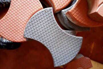 gjenge-makers-plastic-recycled-bricks-stronger-concrete-designboom-005