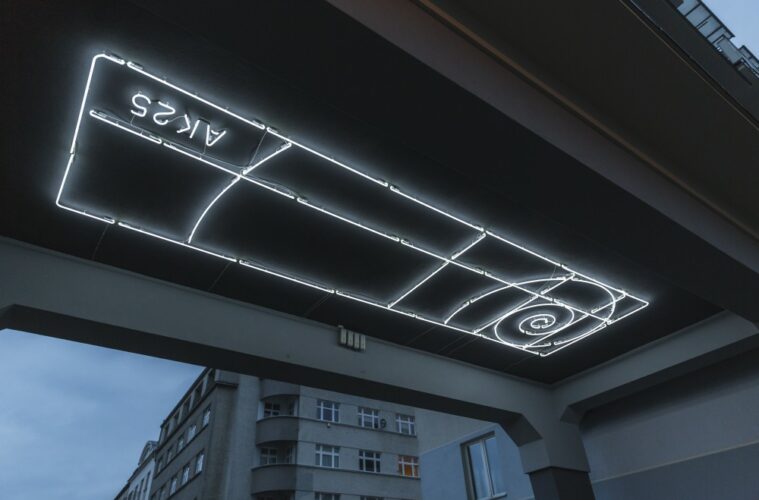 Neon AK25 w Gdyni od Traffic Design