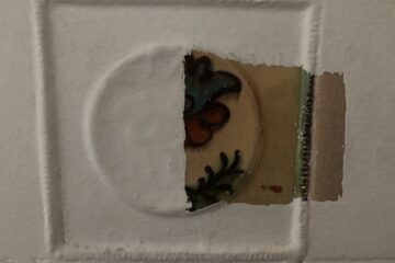Kurka - oczyszczony frgment płytki na ścianie przy schodach prowadzących na piętro