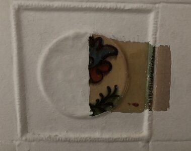 Kurka - oczyszczony frgment płytki na ścianie przy schodach prowadzących na piętro