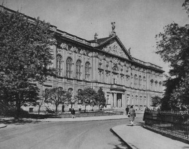 Pałac w latach przedwojennych.