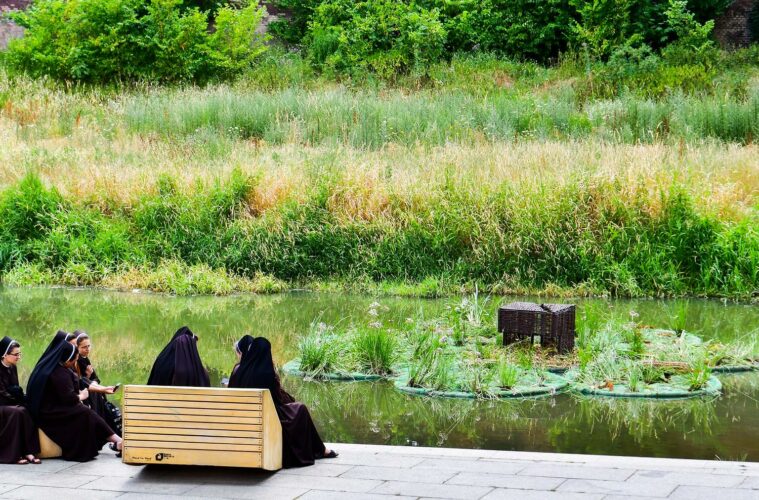 Pierwsze pływające ogrody dla kaczek stanęły nieopodal Bramy Poznania