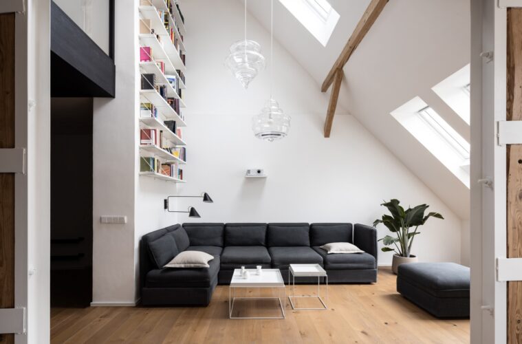 design_komon-architekti-attic-apartment-with-a-black-box-tomas-slavik-03
