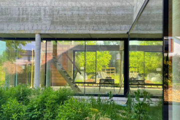Dom pod Krakowem autorstwa pracowni Mobius Architekci, szklana ściana doświetla pomieszczenia, przestronne okna jednocześnie łączą i rozdzielają wnętrze budynku z otoczeniem