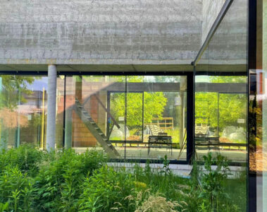 Dom pod Krakowem autorstwa pracowni Mobius Architekci, szklana ściana doświetla pomieszczenia, przestronne okna jednocześnie łączą i rozdzielają wnętrze budynku z otoczeniem