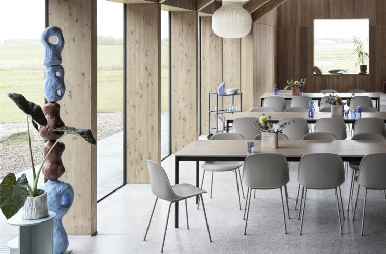 design_Fiber-side-chair-grey-base-table-oak-veneer-black-250x90-strand-ridge-H16-5-raise-indigo-halves-flow-wide-muuto-org