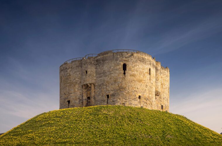 800-letnia wieża Clifford's Tower