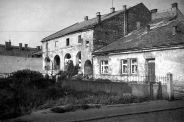 Puste miejsce po synagodze Dorszej Tow przy ulicy Górsko, fronty dwóch widocznych budynków znajdują się przy Rynku Górnym, lata sześćdziesiąte XX w.
