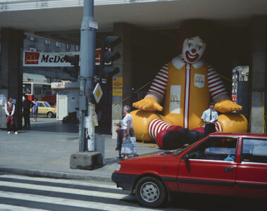 Edward Hartwig, Aleje Jerozolimskie, reklama restauracji McDonalds przed domem towarowym Smyk, 1992-1993, Muzeum Warszawy