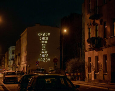 Każdy chce jakoś nie żyć. Neon z cytatem Doroty Masłowskiej.