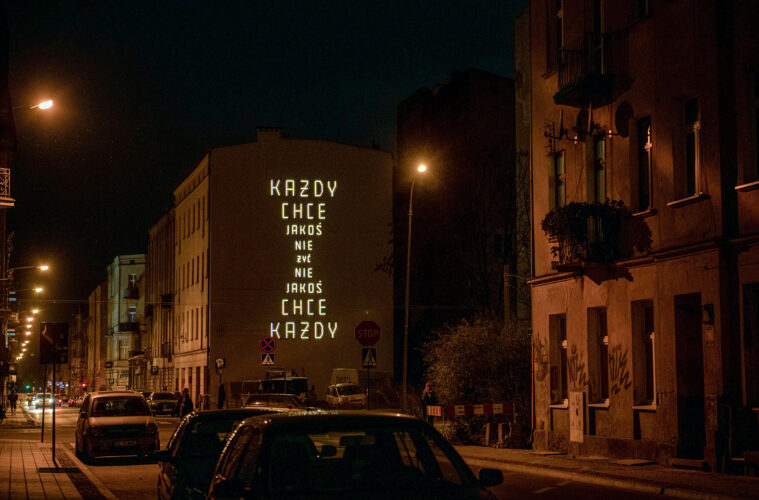 Każdy chce jakoś nie żyć. Neon z cytatem Doroty Masłowskiej.