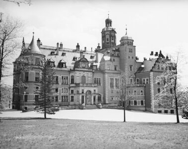 Pałac w 1937 roku, autor zdjęcia nieznany, źródło: Narodowe Archiwum Cyfrowe