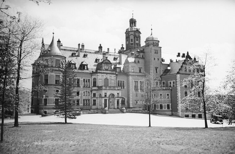 Pałac w 1937 roku, autor zdjęcia nieznany, źródło: Narodowe Archiwum Cyfrowe