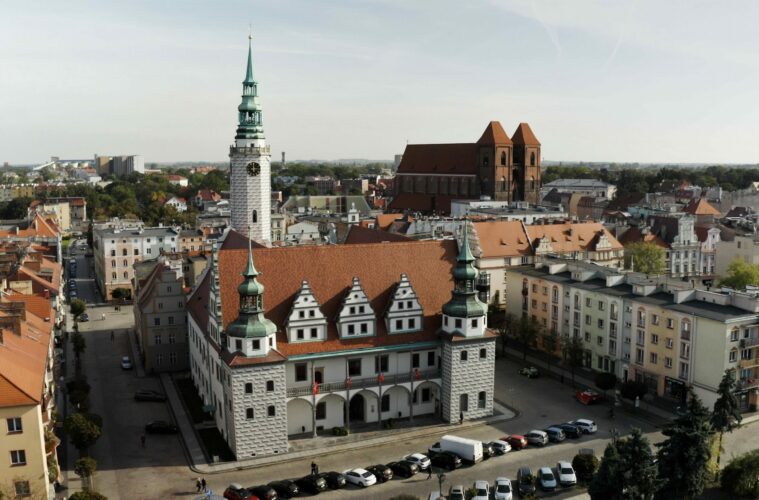 Ratusz w Brzegu po rewitalizacji. W tle zauważyć można kościół św. Mikołaja - jedna z największych gotyckich bazylik na Śląsku., fot. UM Brzeg