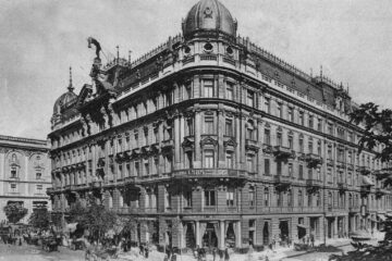 Ok. 1916 roku. Widok budynku od strony narożnika ulic Moniuszki i Marszałkowskiej. Public domain, via Wikimedia Commons