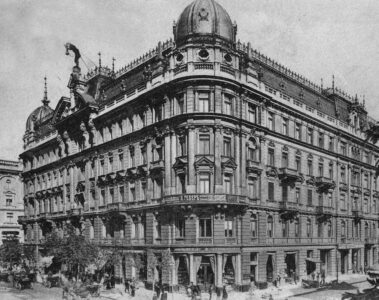 Ok. 1916 roku. Widok budynku od strony narożnika ulic Moniuszki i Marszałkowskiej. Public domain, via Wikimedia Commons