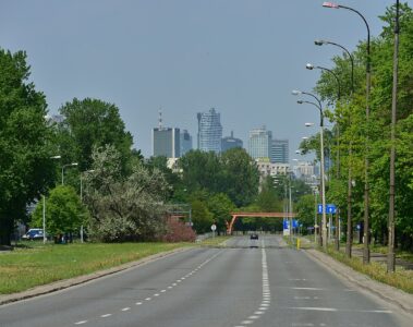 Ulica Jana III Sobieskiego w Warszawie w 2019 r., fot. Adrian Grycuk, wikimedia.org, licencja: CC BY-SA 3.0 pl
