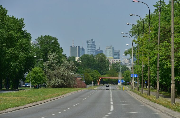 Ulica Jana III Sobieskiego w Warszawie w 2019 r., fot. Adrian Grycuk, wikimedia.org, licencja: CC BY-SA 3.0 pl