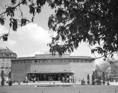 Lata 50. przed kinem "Moskwa". Widok od strony ul. Puławskiej. Źródło: NAC - Narodowe Archiwum Cyfrowe