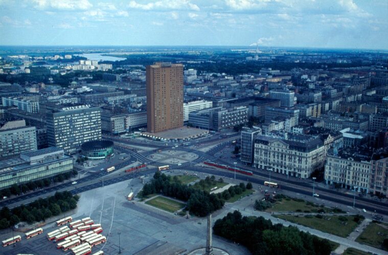 Widok z tarasu PKiN w 1975. Autor: Gerd Eichmann, Licencja: CC BY-SA 4.0