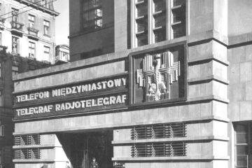 Fragment wejścia głównego do Urzędu Telekomunikacyjnego w 1934 i 2024 r. Źródło: NAC – Narodowe Archiwum Cyfrowe, Sygnatura: 1-G-5376
