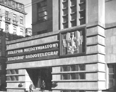 Fragment wejścia głównego do Urzędu Telekomunikacyjnego w 1934 i 2024 r. Źródło: NAC – Narodowe Archiwum Cyfrowe, Sygnatura: 1-G-5376