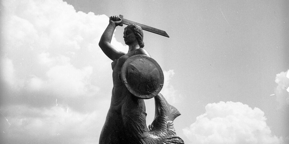 Pomnik Syreny po powojennej renowacji. Źródło: NAC - Narodowe Archiwum Cyfrowe www.nac.gov.pl/