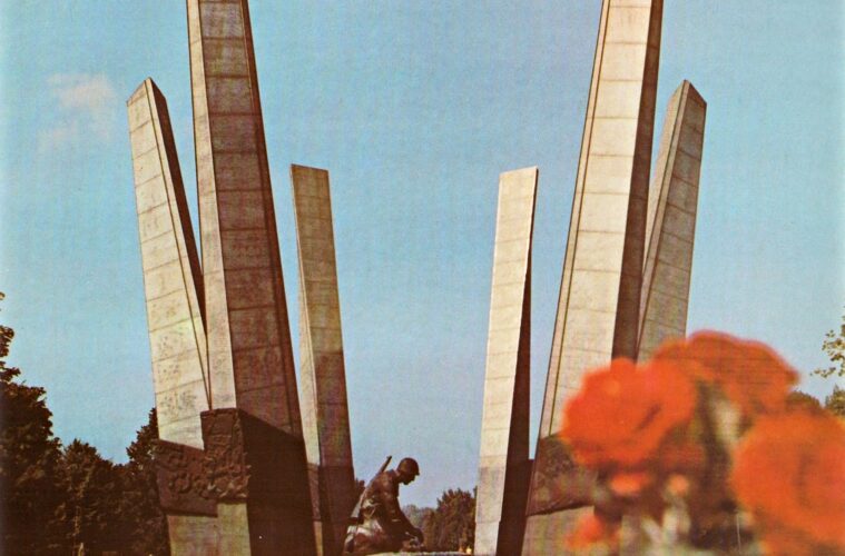 Pomnik Chwała Saperom - zdjęcie (skan) pochodzi z albumu "Warszawa" wyd. "Sport i turystyka" 1981