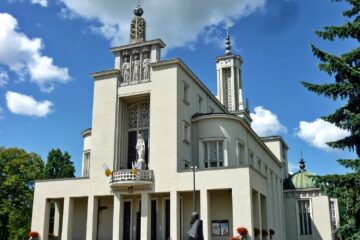 Bazylika w Niepokalanowie oraz pomnik św. Maksymiliana. Fot. Fczarnowski, CC BY-SA 3.0, via Wikimedia Commons