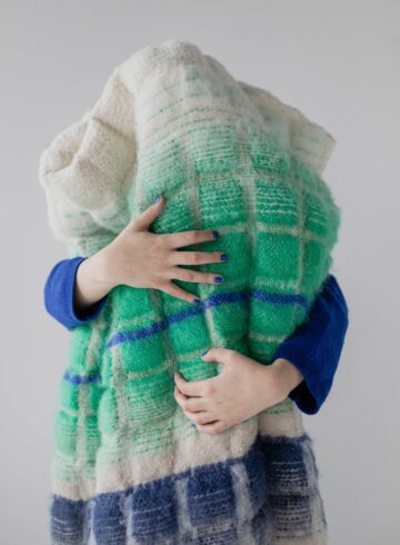 Kolekcja ręcznie tkanych pledów Blur, projekt: REST studio (Dominika Gacka i Julia Piekarska), produkcja REST Studio, fot. Karolina Sałajczyk