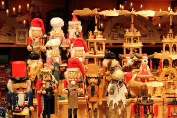 wooden-decoration-on-stall-at-nostalgischer-weihnachtsmarkt-am-opernpalais