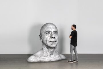 Guido Casaretto, Czy niesympatyczni ludzie wyglądają podobnie? IV, 2019, grafit, węgiel / żywica, 193 × 230 × 150 cm, courtesy Adamovskiy Foundation, fot. K. Kaygusuz