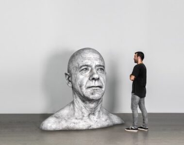 Guido Casaretto, Czy niesympatyczni ludzie wyglądają podobnie? IV, 2019, grafit, węgiel / żywica, 193 × 230 × 150 cm, courtesy Adamovskiy Foundation, fot. K. Kaygusuz