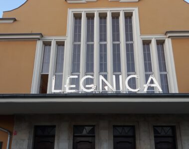 Dworzec Legnica - neon - dzień