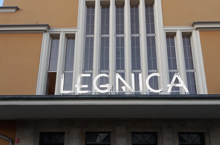 Dworzec Legnica - neon - dzień