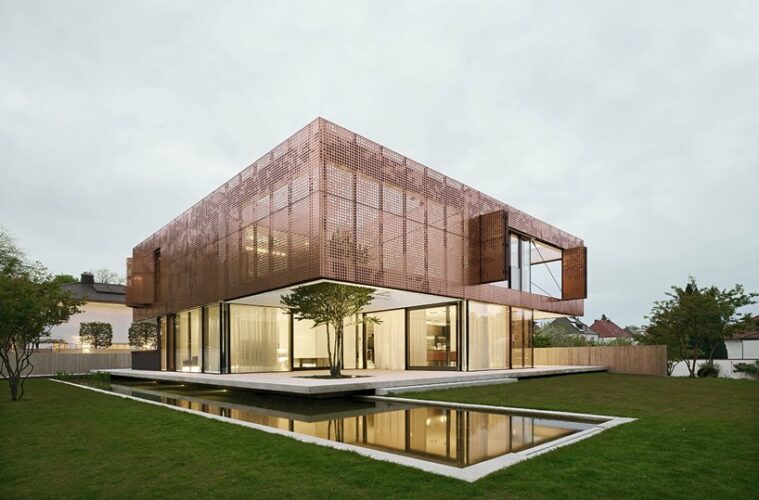 https://static.designboom.com/wp-content/uploads/2020/03/liebel-architekten-copper-facade-house-niederbayern-germany-designboom-1.gif