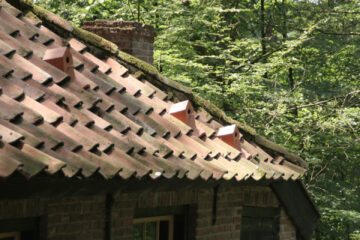 Budki dla ptaków w dachówkach