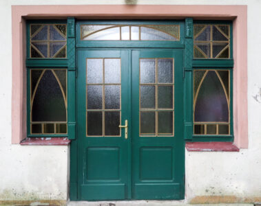 Drzwi do dworu Nowe Obłuże przy ul. Rybaków z początku XX w. ze zrekonstruowanym układem podziałów i odtworzeniem oryginalnego zielonego koloru.