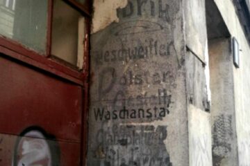niemieckie napisy na ścianach kamienic 1