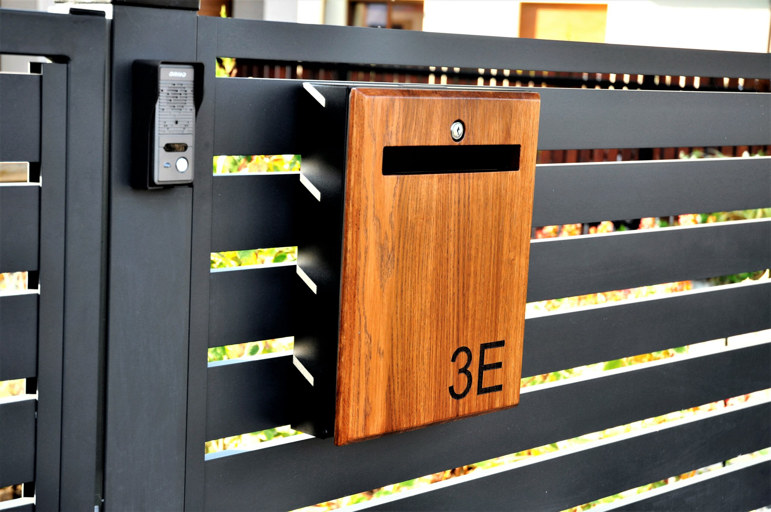 Компания почтового ящика. Почтовый ящик уличный. Дизайнерские почтовые ящики. Почтовый ящик в стиле лофт. Деревянный почтовый ящик.