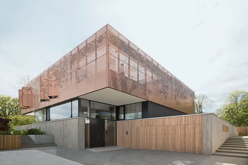 https://static.designboom.com/wp-content/uploads/2020/03/liebel-architekten-copper-facade-house-niederbayern-germany-designboom-1.gif