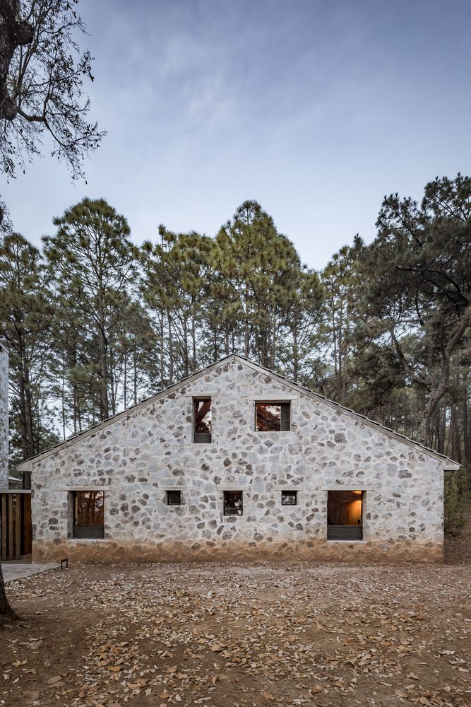 Kamień, cement i drewno, czyli surowy dom w sercu lasu