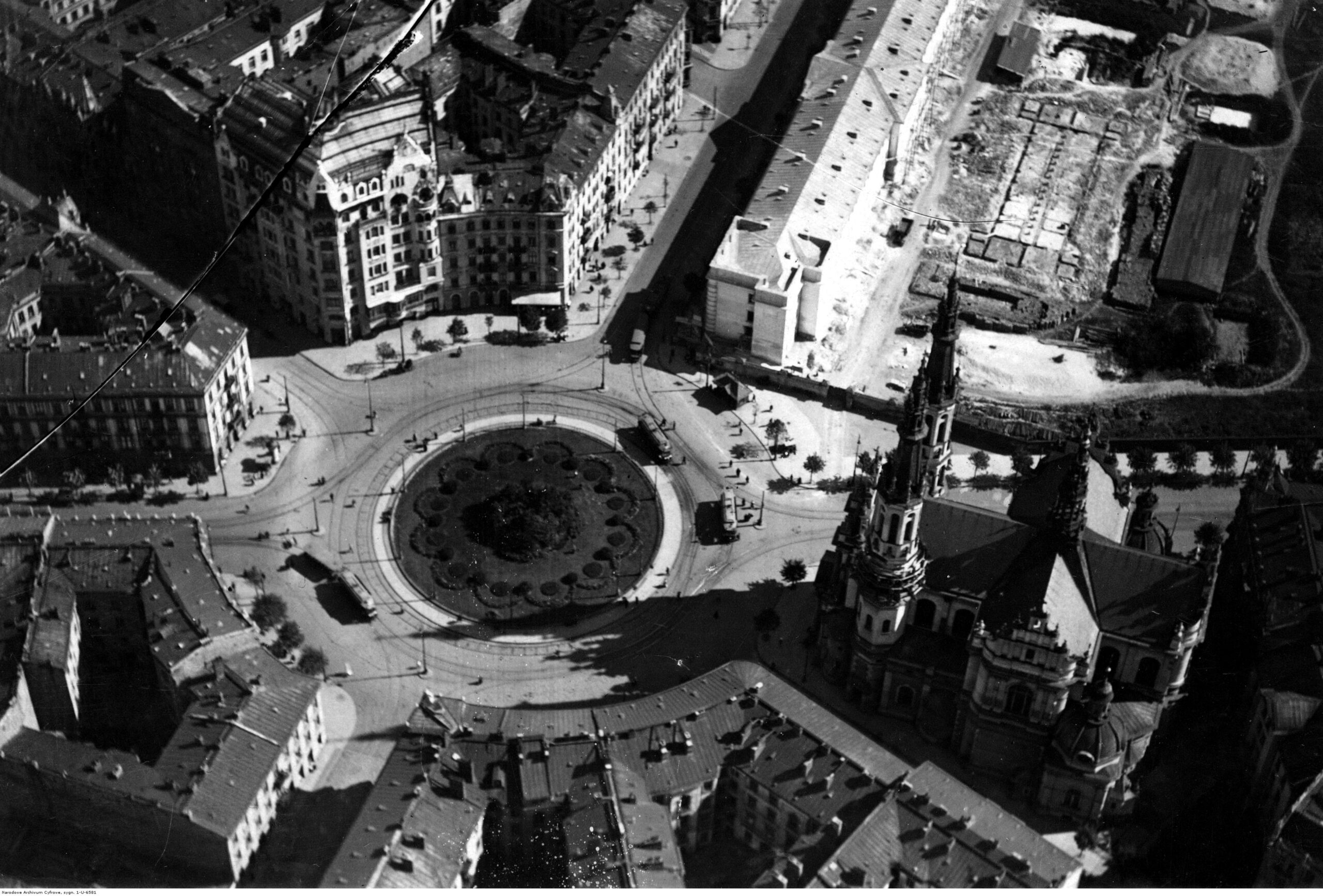 Miejsce z historią: Plac Zbawiciela w Warszawie