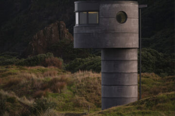 Wieża ratownicza na plaży w Nowej Zelandii