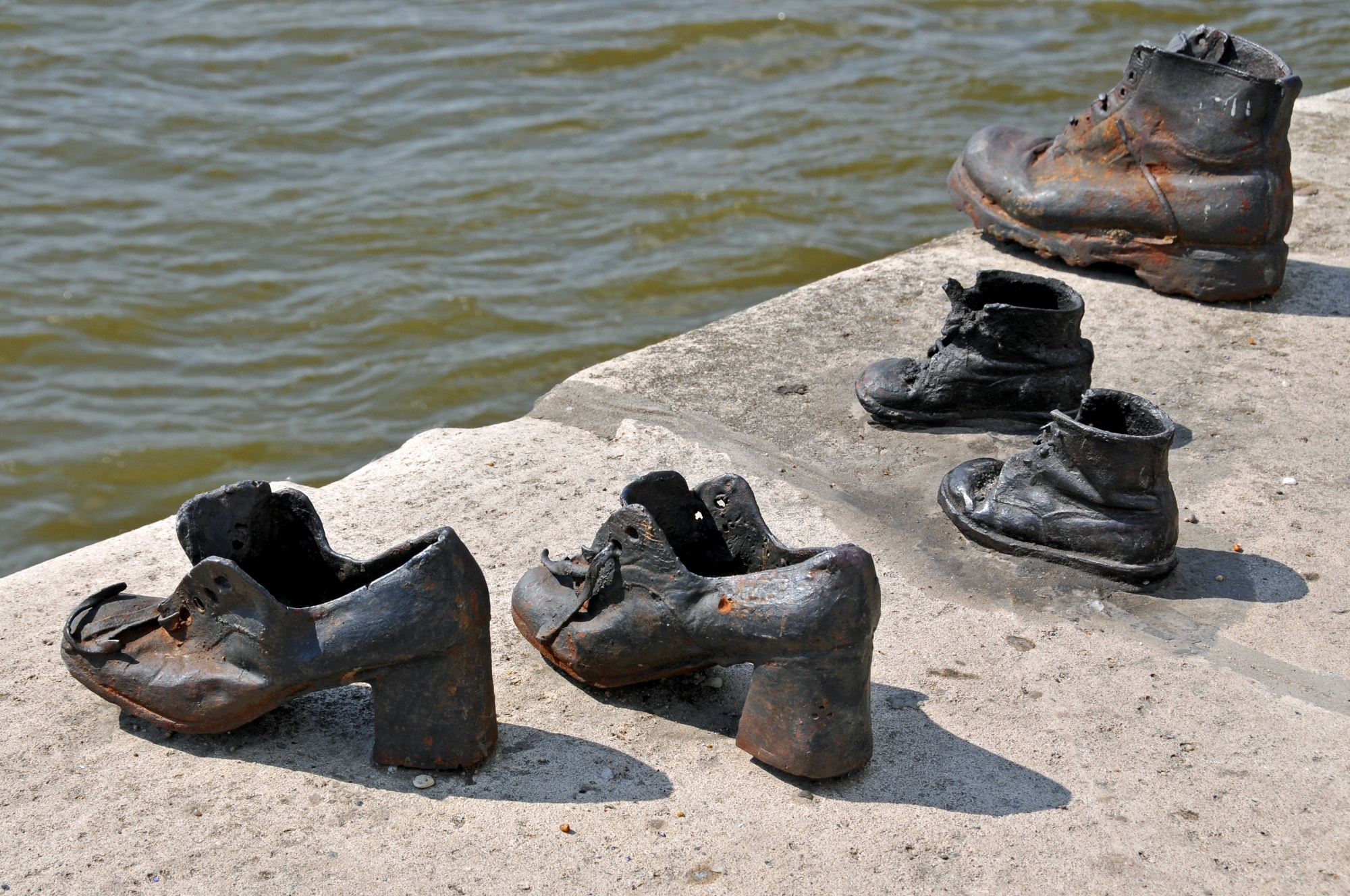 "Buty na brzegu Dunaju"