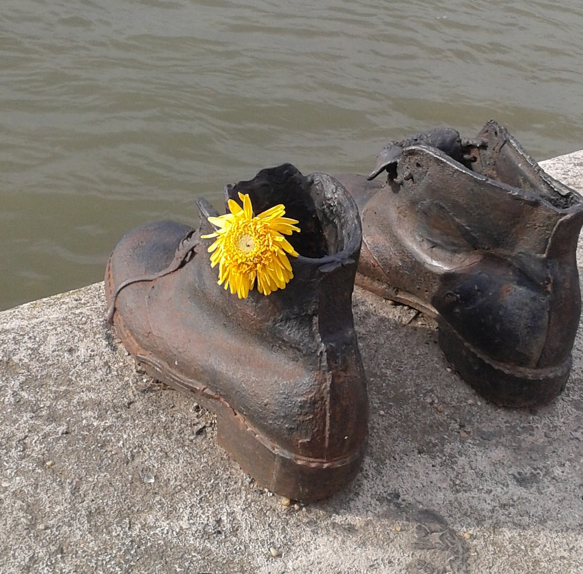 "Buty na brzegu Dunaju"